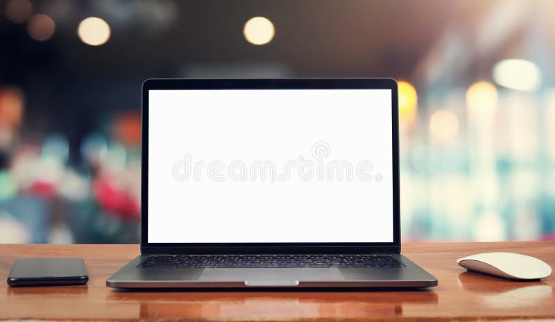 手提电脑空白白色屏幕和机动性在桌上在咖啡馆 库存照片